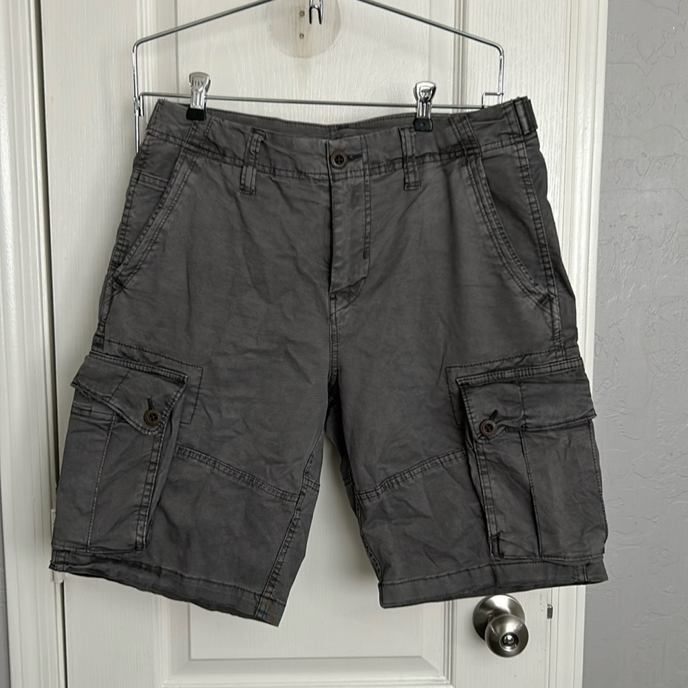 Men’s American Eagle cargo shorts